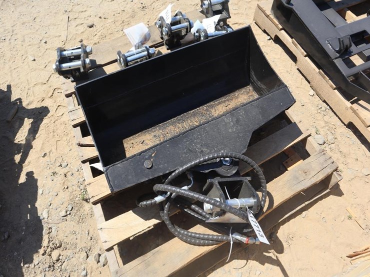 tpm-32"-hydraulic-tilt-bucket-image-1