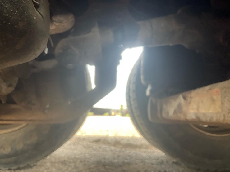 2010-freightliner-m2-106-image-35