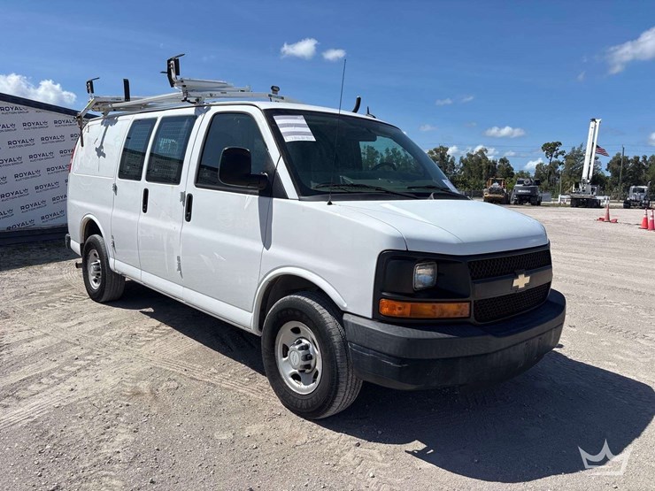 2015-chevrolet-express-2500-image-2