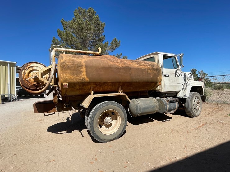 1983-ford-8000-image-5