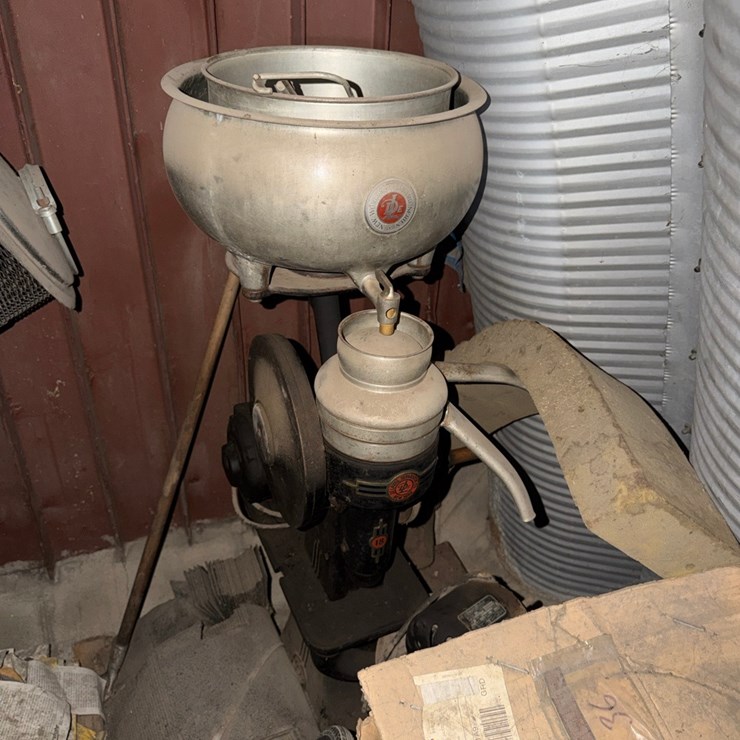 Cream separator, very nice, shedded