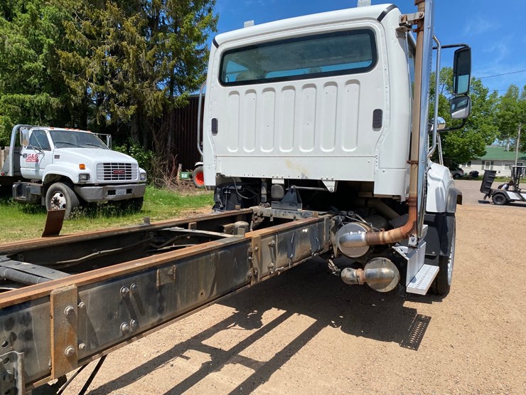 2013-freightliner-114sd-image-36