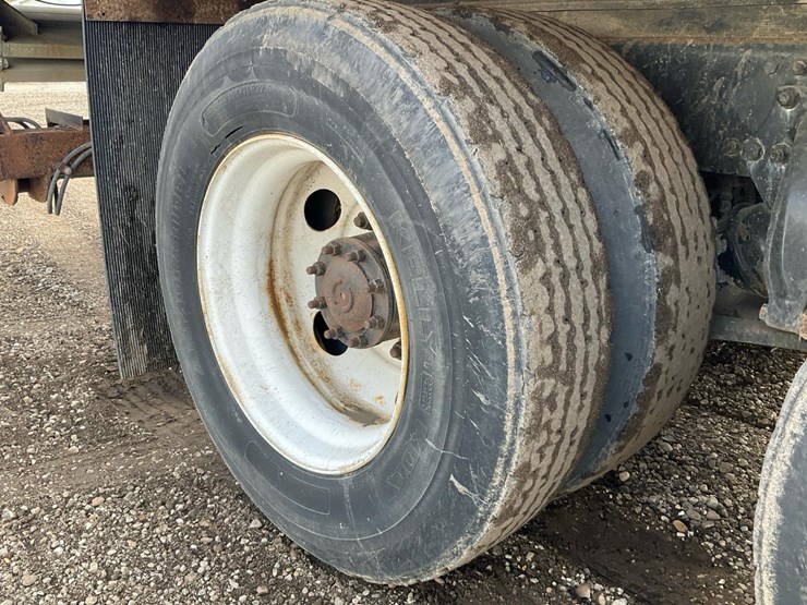 2005-freightliner-m2-106-image-14