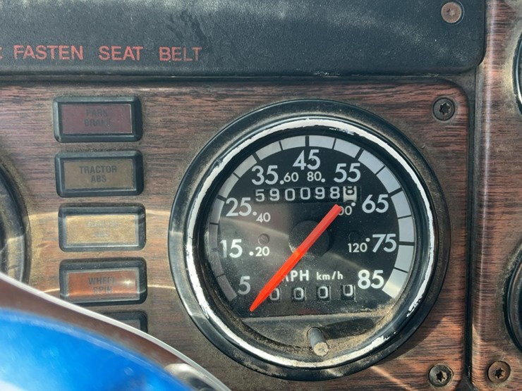 2003-freightliner-fld112-image-44