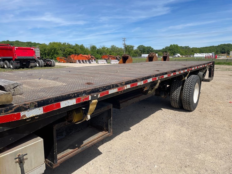 2001-freightliner-fl70-image-19