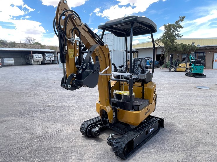 #2662-•-unused-cfg-mini-excavator-image-2