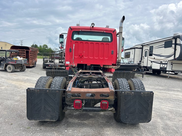 2006-freightliner-m2-106-image-6