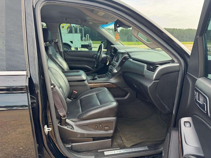 2016-chevrolet-suburban-1500-image-14