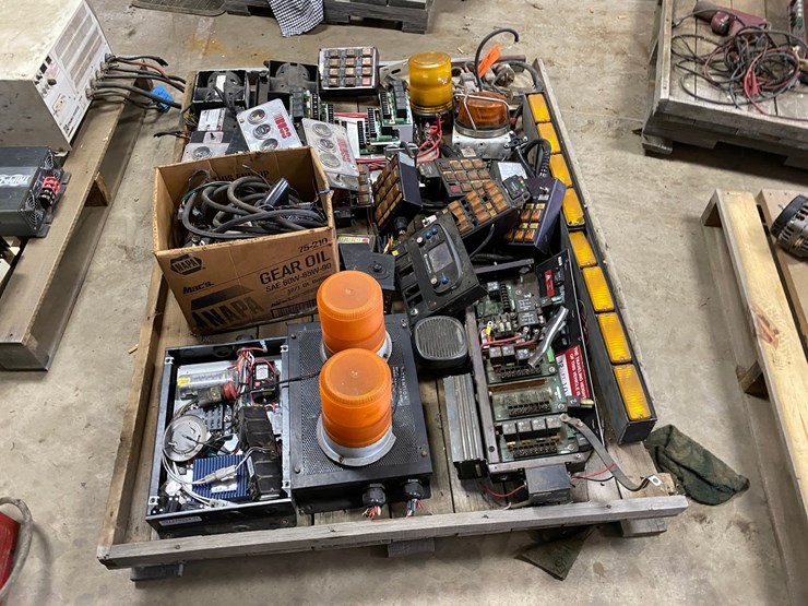 #7510-•-pallet-of-electrical-controls-panels-and-lights-(antigo,-wi)-image-4