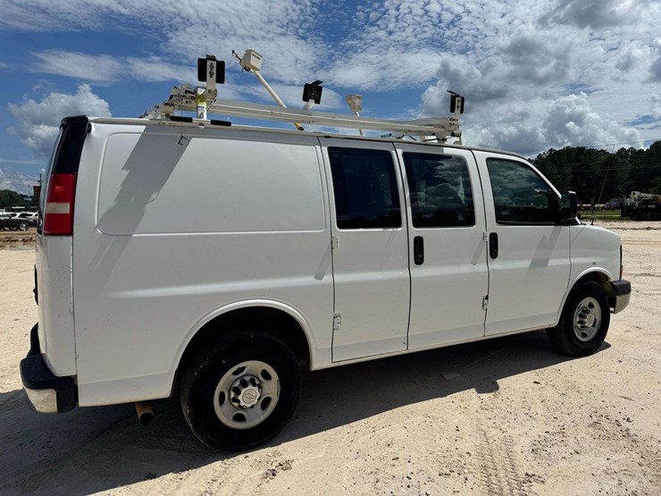 2014-chevrolet-express-g2500-image-3