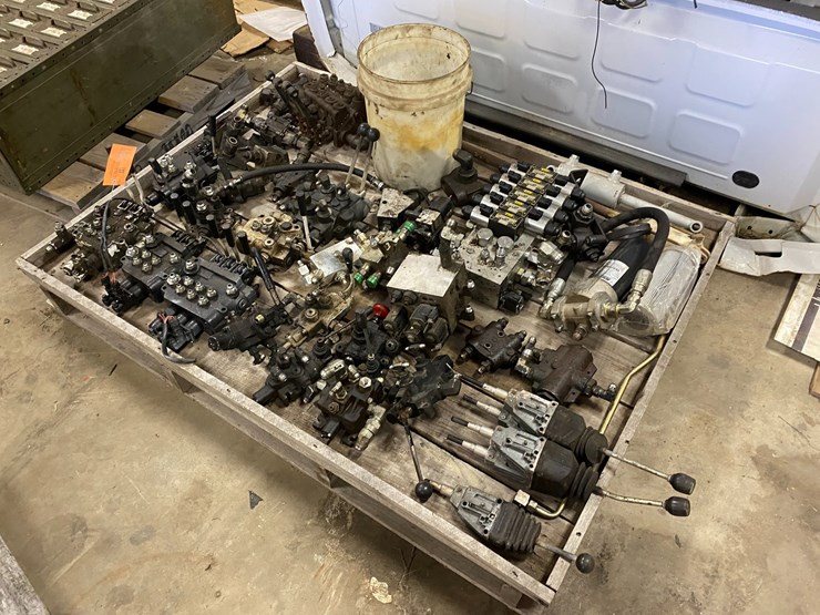 #7516-•-pallet-of-various-hydraulic-control-valves-(antigo,-wi)-image-2