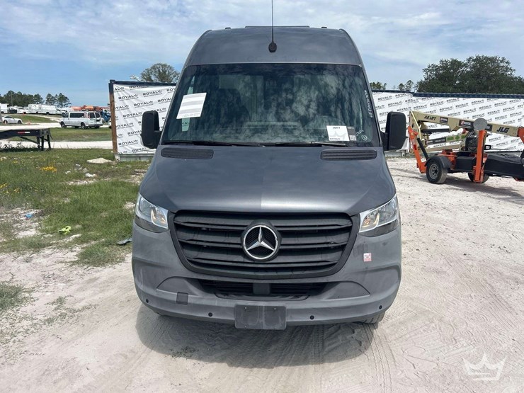 2021-mercedes-benz-sprinter-4500-image-28