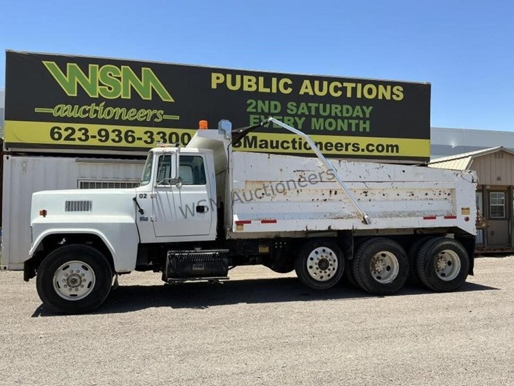 1995-ford-9000-image-1