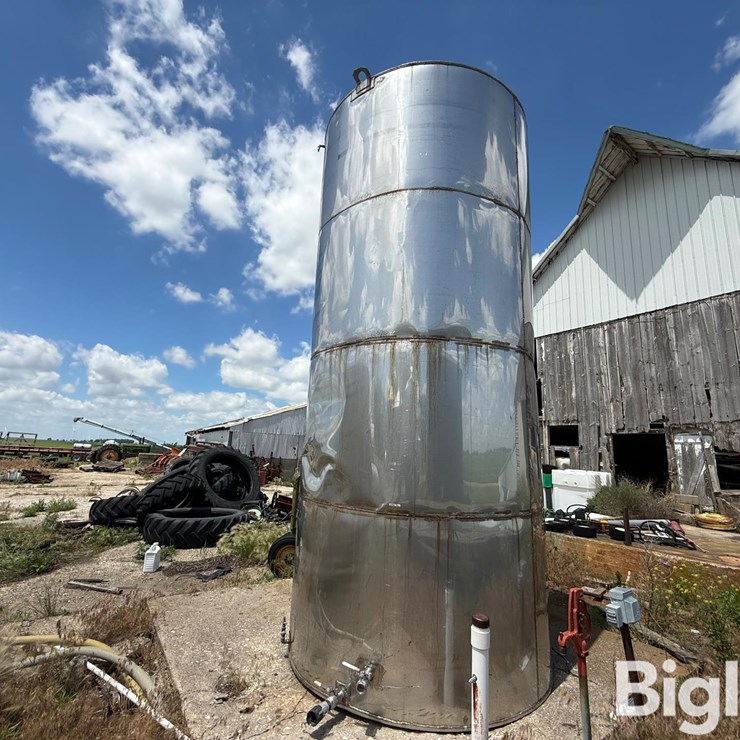 Stainless Steel Vertical 4,000 Gallon Tank