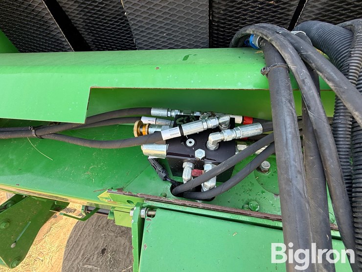 2012-john-deere-568-image-11