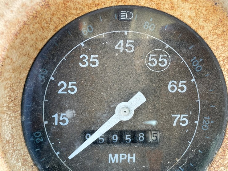 1983-ford-8000-image-34