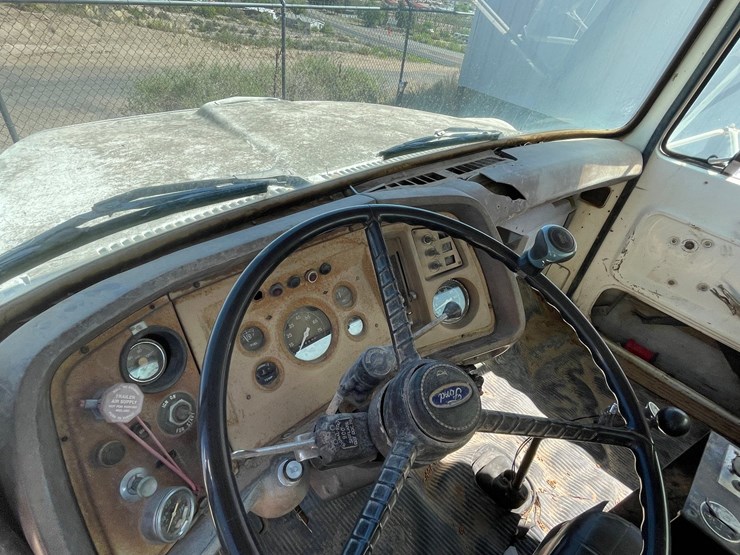1983-ford-8000-image-41