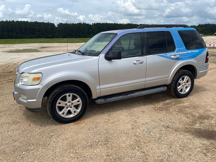 2010-ford-explorer-image-1