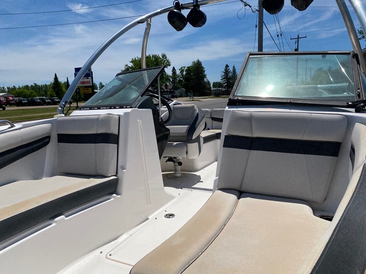 #7032-•-2014-yamaha-212ss-boat-with-trailer-(has-title)-(antigo,-wi)-image-17
