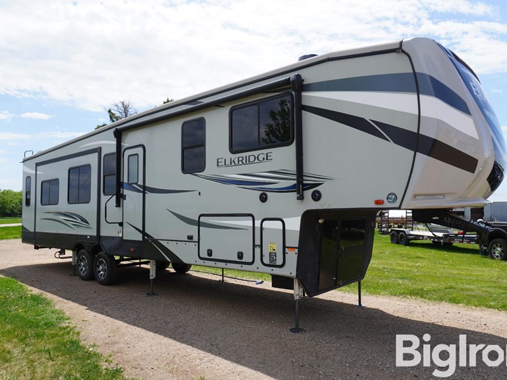 2021-heartland-elkridge-37bar-37'-camper-w/3-large-slide-outs-image-3