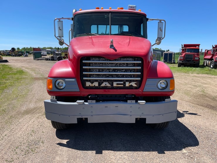 #7022-•-2003-mack-granite-tri-axle-day-cab-semi-(has-wi-title)-(deerbrook,-wi)-image-2