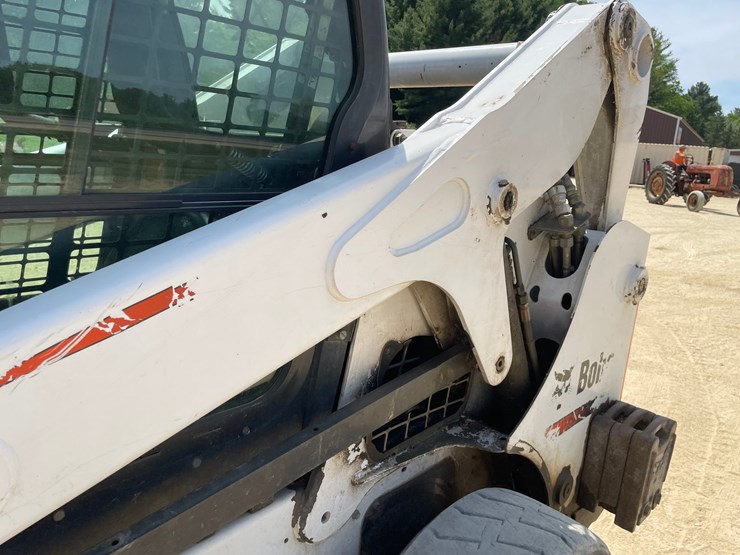 2013-bobcat-s650-image-16