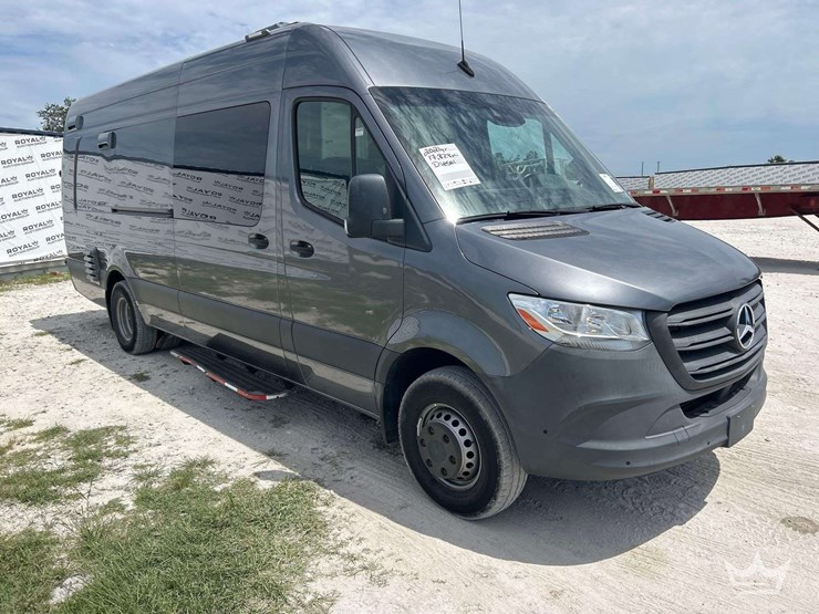 2021-mercedes-benz-sprinter-4500-image-2