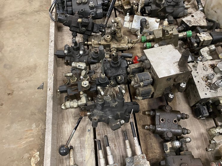 #7516-•-pallet-of-various-hydraulic-control-valves-(antigo,-wi)-image-7