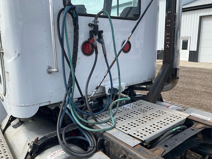 2003-freightliner-fld112-image-12
