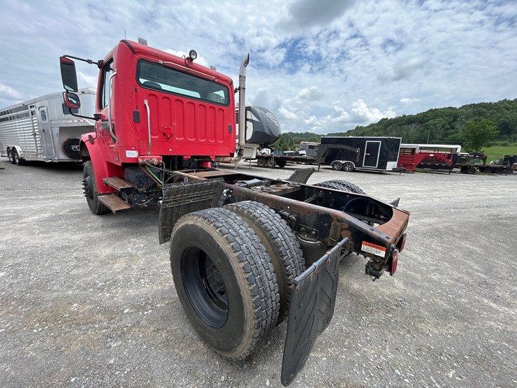 2006-freightliner-m2-106-image-7