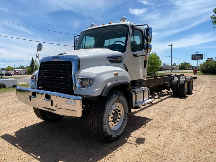 2013-freightliner-114sd-image-1