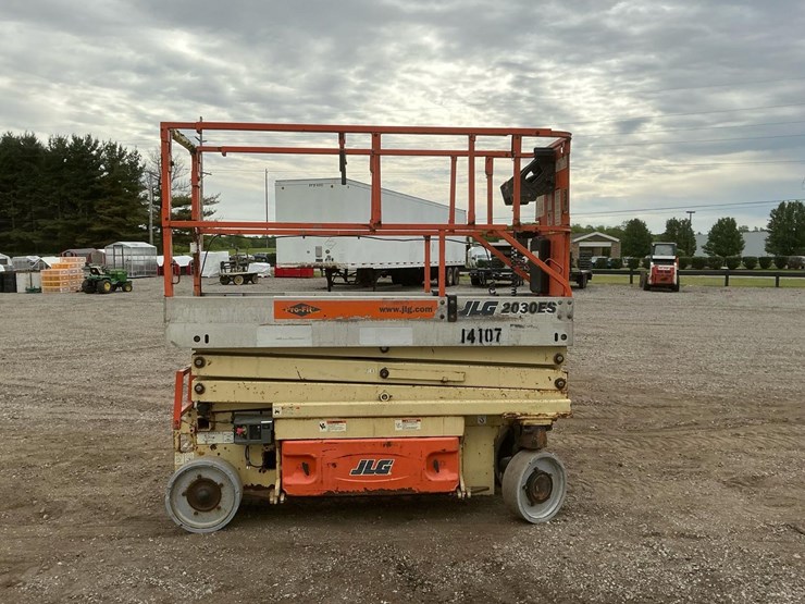 2005-jlg-2030es-image-5