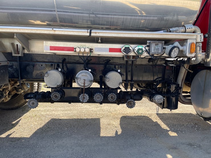 #6152-•-2002-mack-rd-model-fuel-tanker-truck-(has-title)-image-18