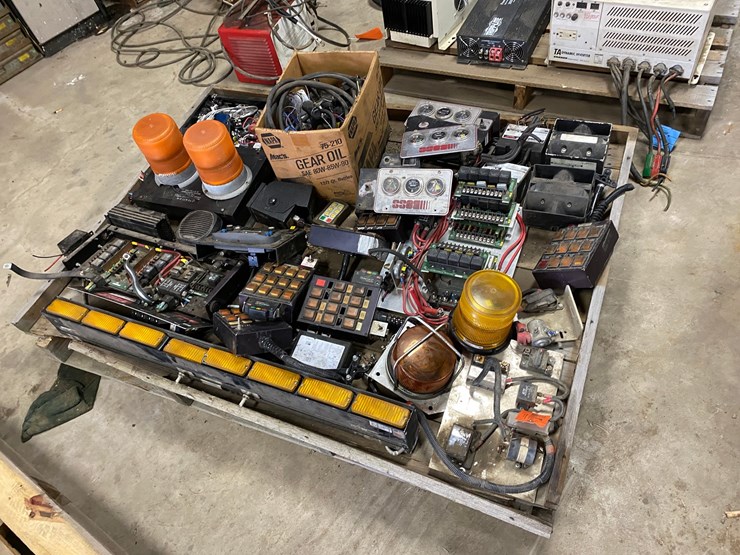 #7510-•-pallet-of-electrical-controls-panels-and-lights-(antigo,-wi)-image-2