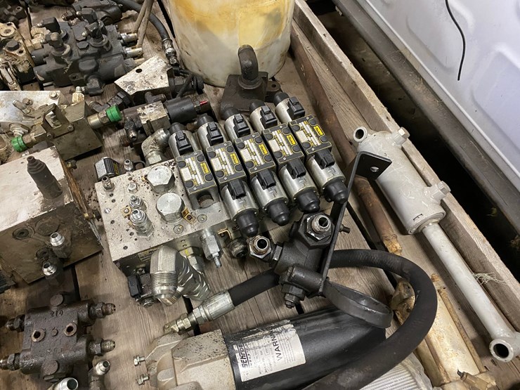 #7516-•-pallet-of-various-hydraulic-control-valves-(antigo,-wi)-image-6