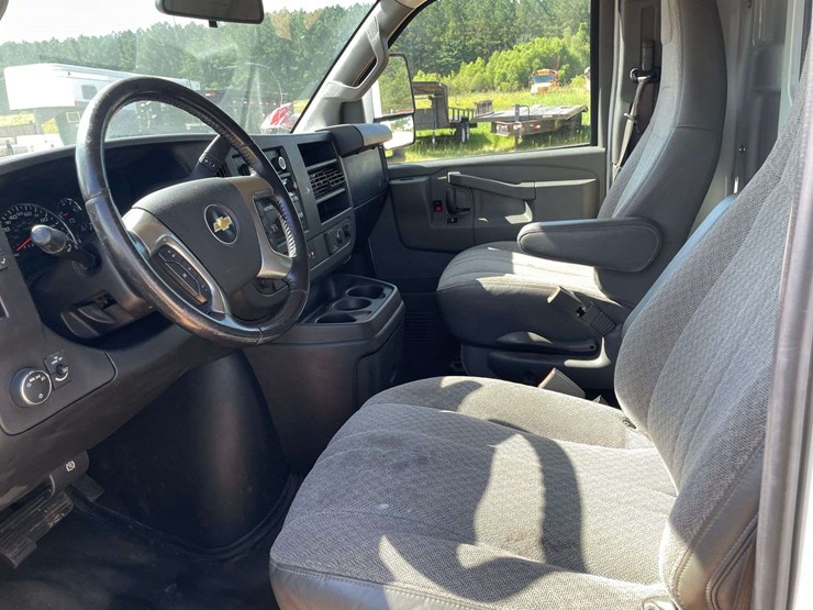 2019-chevrolet-express-3500-image-10