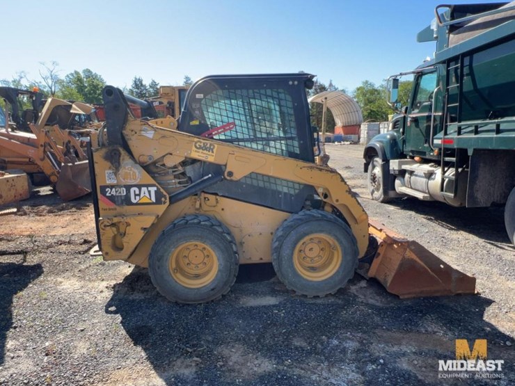 2016-caterpillar-242d-image-3