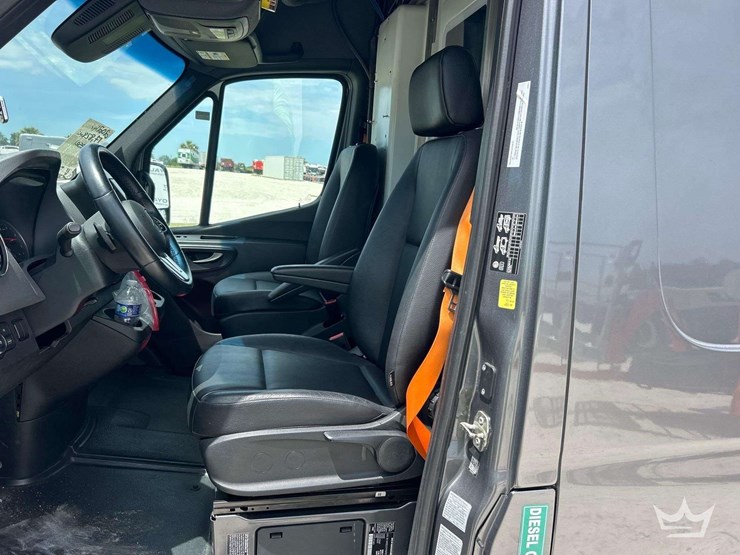 2021-mercedes-benz-sprinter-4500-image-13