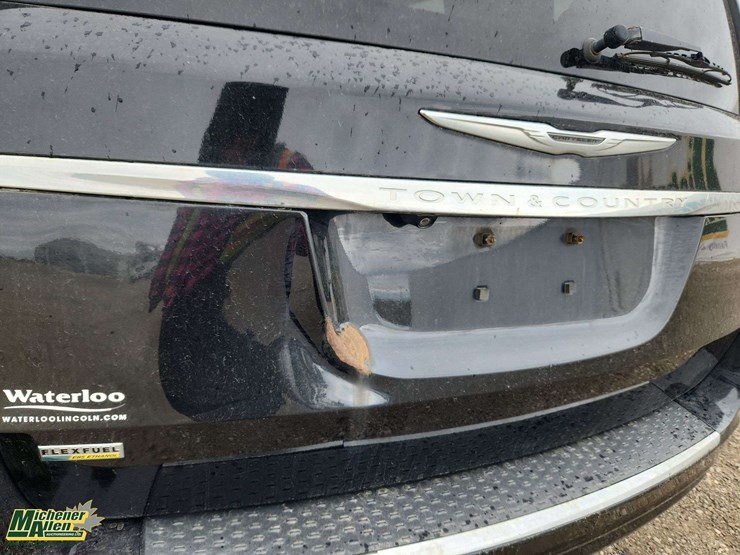 2013-chrysler-town-&-country-image-33
