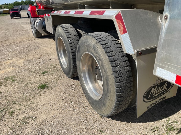 #6152-•-2002-mack-rd-model-fuel-tanker-truck-(has-title)-image-13