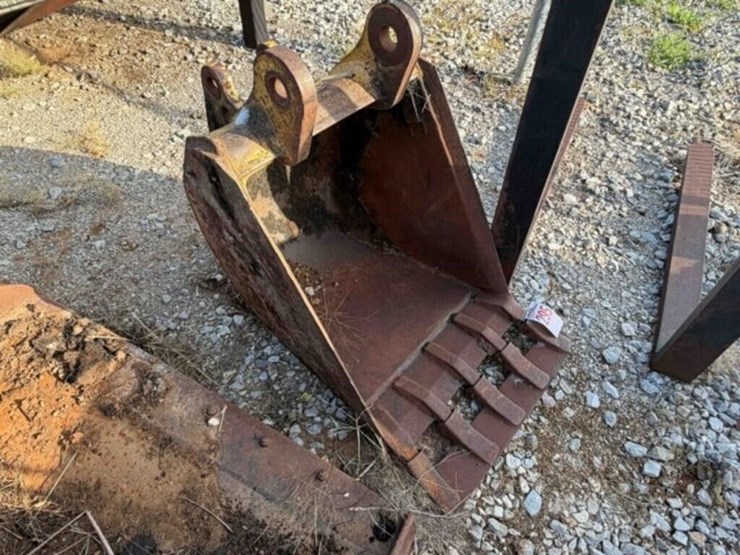 case-24"-backhoe-rear-bucket-image-1