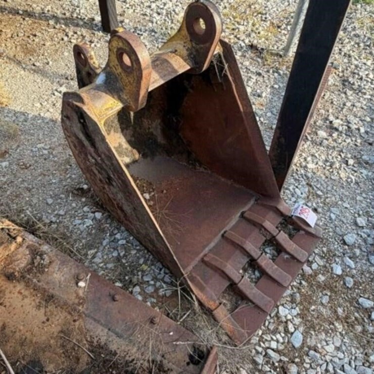 Case 24" backhoe rear bucket