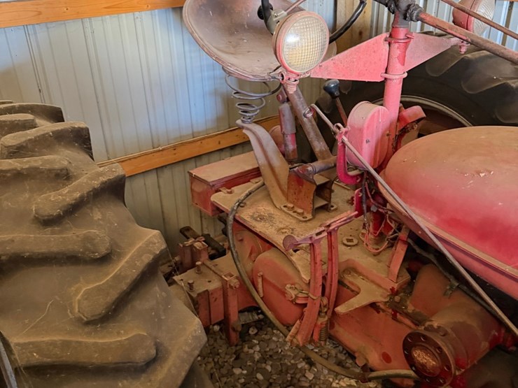 ihc-h-tractor,-narrow-front-image-15