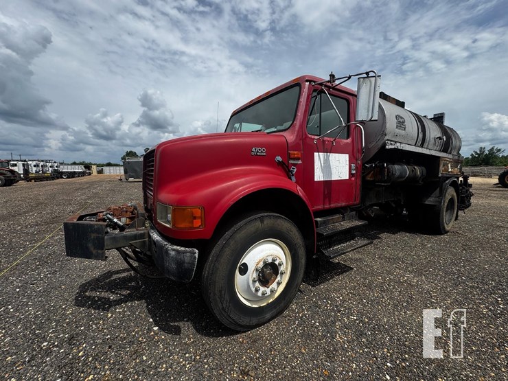 2000-international-4700-image-1