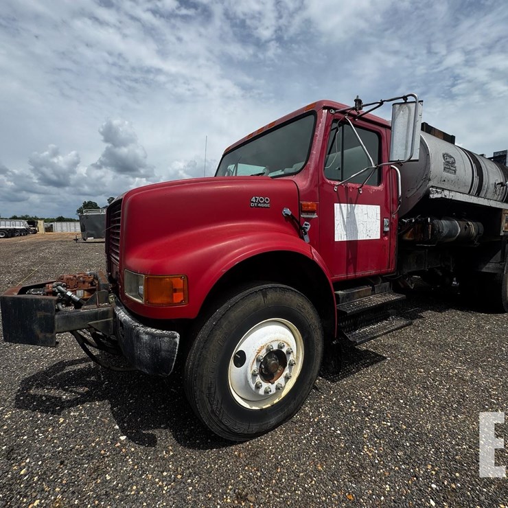 2000 INTERNATIONAL 4700