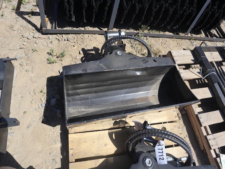 tpm-32"-hydraulic-tilt-bucket-image-4