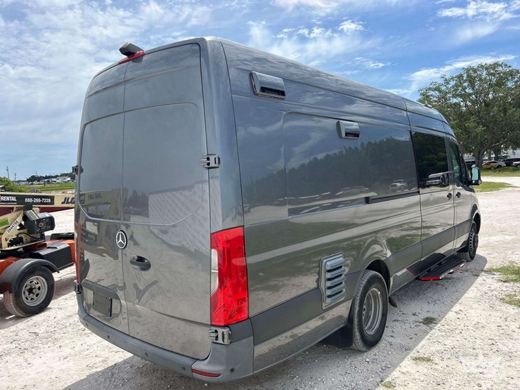 2021-mercedes-benz-sprinter-4500-image-3