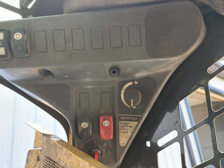 #1154-•-2010-john-deere318d-skid-steer-image-11
