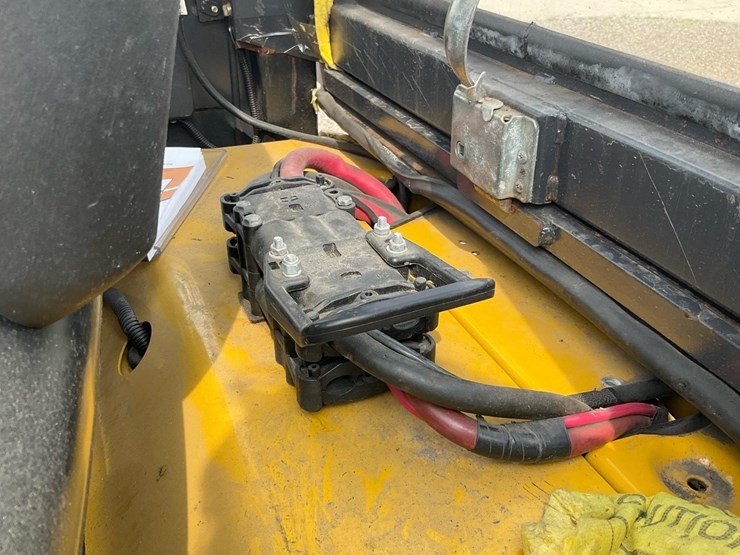 #1358-•-2017-yale-electric-forklift-image-21
