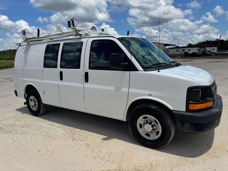 2013-chevrolet-express-g2500-image-2